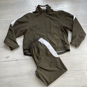 Roundtree & Yorke Olive and White Men’s Wind Suit
2 Piece Set Mesh Lined Size XL